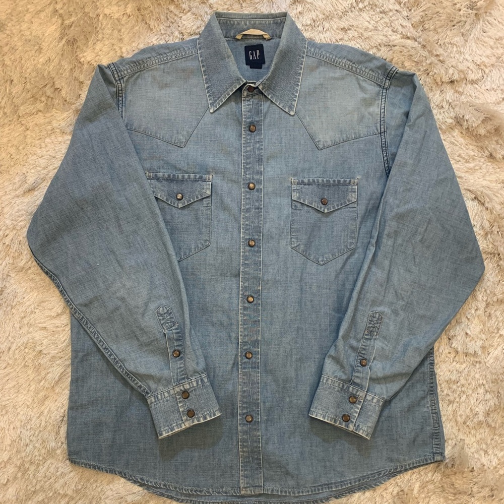 Gap men’s L denim shirt. Snap front pkts, snap front. See pics for measurements